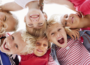 Lachende Kinder stehen im Kreis