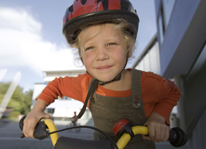 Mädchen mit Helm auf Fahrrad