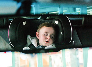 Baby schläft sicher angeschnallt im Kindersitz