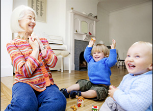 Grossmutter spielt mit Kindern