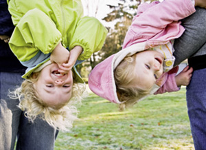 Kinder werden kopfüber gehalten