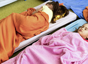 Kinder schlafen auf Matratzen