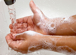 Kind wäscht seine Hände mit Seife