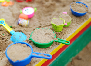 Förmchen im Sandkasten