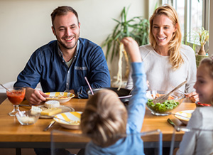 Familie sitzt gemeinsam beim Mittagessen