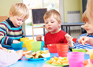 Kinder essen gemeinsam